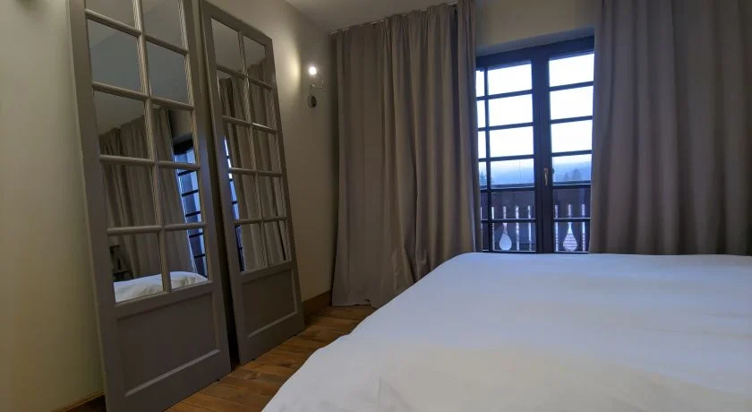 Apartament dormitor cu pat matrimonial