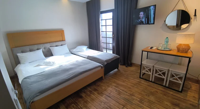 Cameră dublă cu balcon si pat extra pentru copil